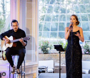 Foto van Sarah Isabel, popmuziek met een vleugje Franse chansons. Winnares Concours de la Chanson Française 2023.