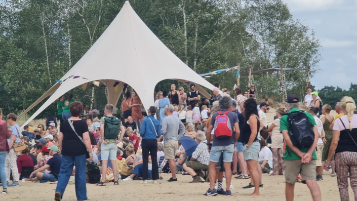 theateroptzand-harryrichards-bezoekers-rond-tent