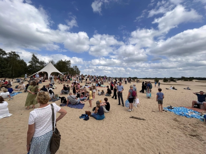 theateroptzand-harryrichards-publiek-op-het-zand