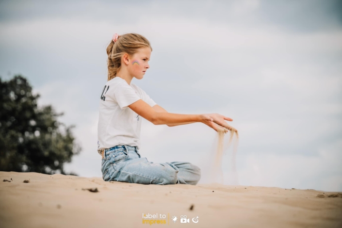 theateroptzand-labeltoimpress-meisje-zand